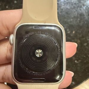Apple Smartwatch SE 40mm - Silver Case with Tan Band